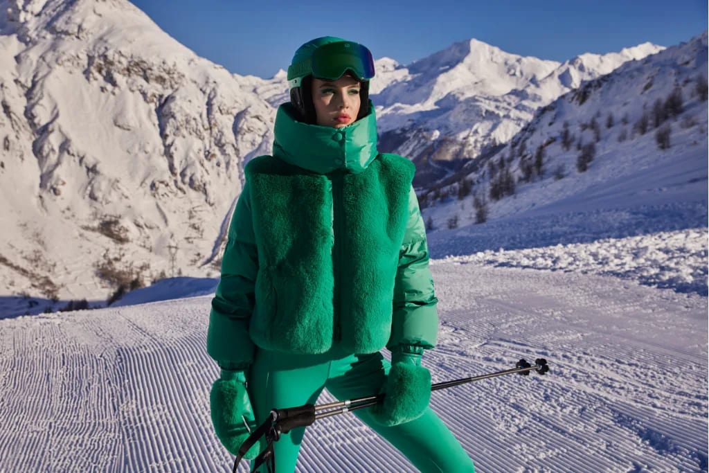  Die Skijacke von Goldbergh in leuchtendem Grün setzt stilvolle Akzente – sowohl auf der Piste als auch abseits davon.