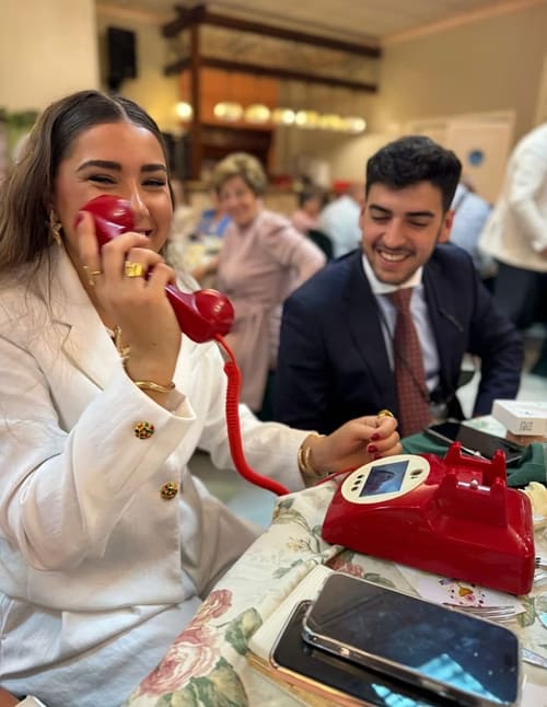 Invitada usando el videoteléfono en una boda