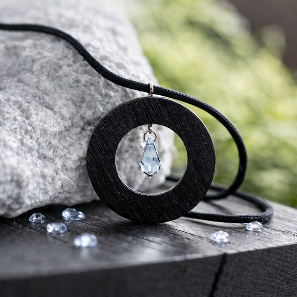 Wisiorek z czarnego dębu kopalnego z kryształem, koło – Crystal Noir