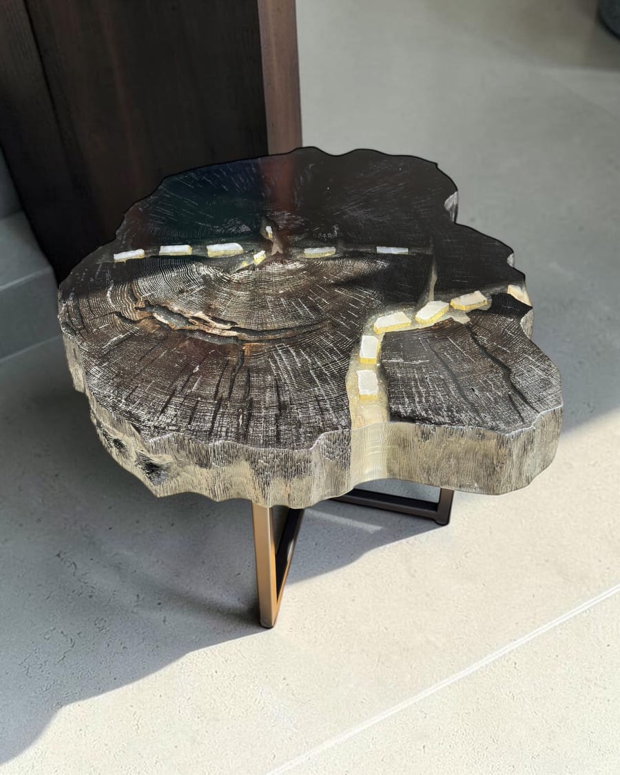 Selenite Vein — stolik z czarnego dębu, selenitu i żywicy — Żywica