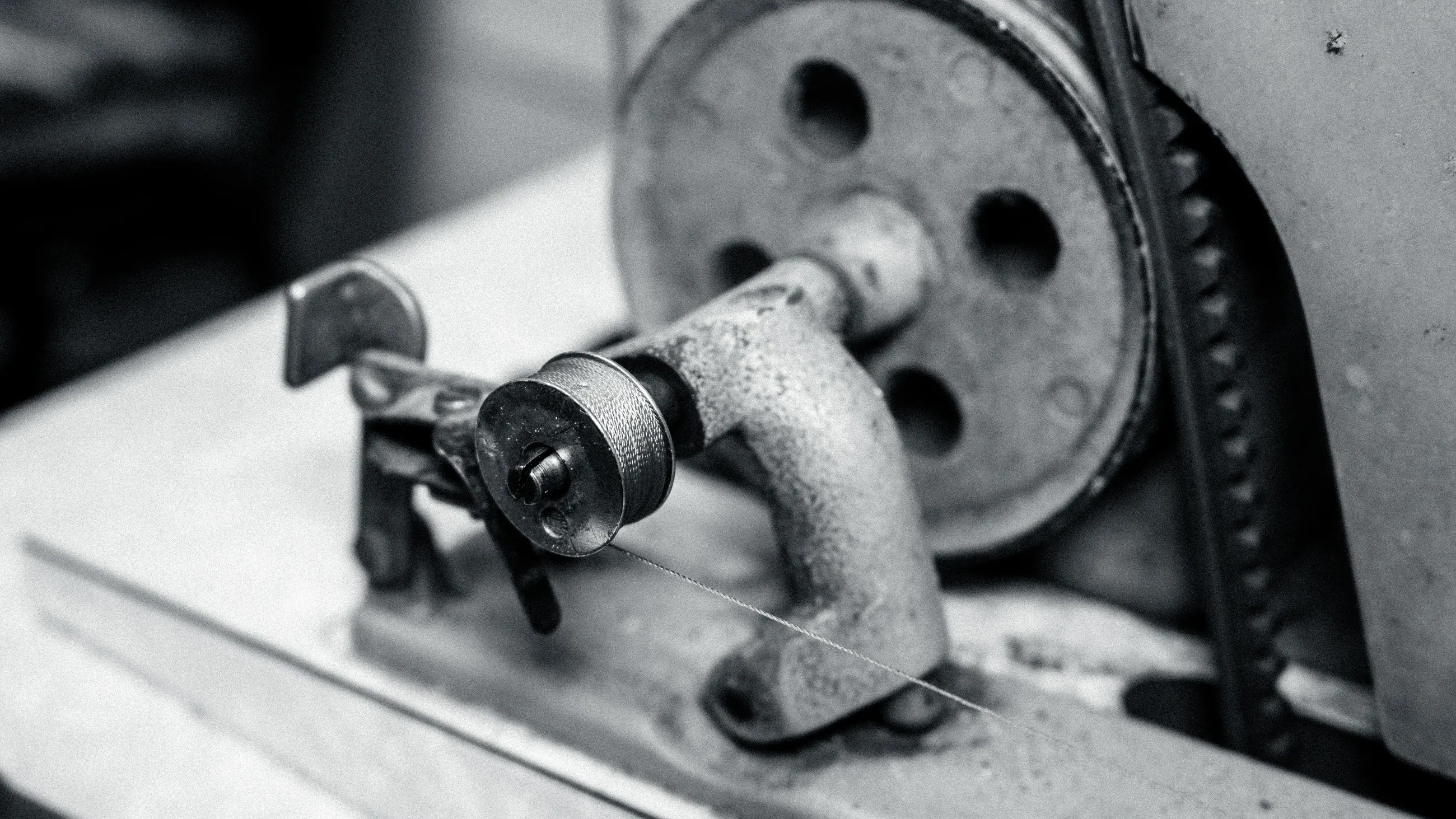 Pieles de cuero apiladas en el taller de ROSSI, en blanco y negro