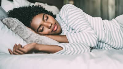 Mujer dormida de lado.