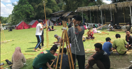 Peserta pramuka sedang berbaris di tepi Embung Kaliaji pada pagi hari