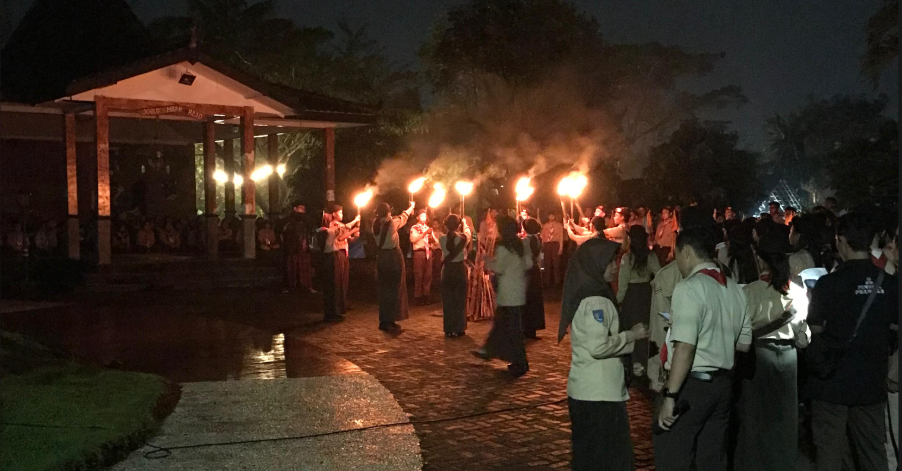 Kegiatan api unggun pramuka di malam hari di Embung Kaliaji