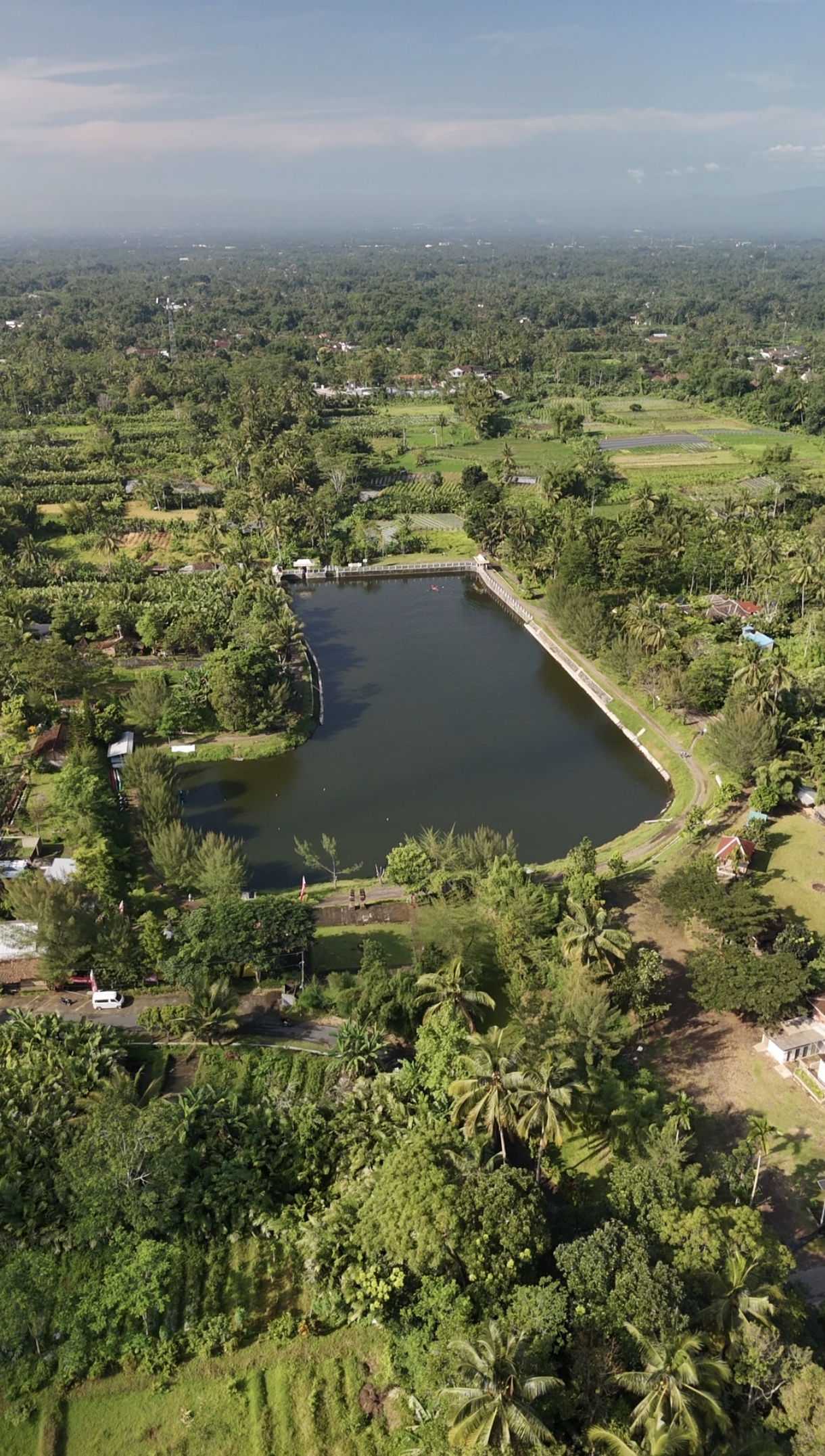 Pemandangan tenang dari sisi embung Kaliaji