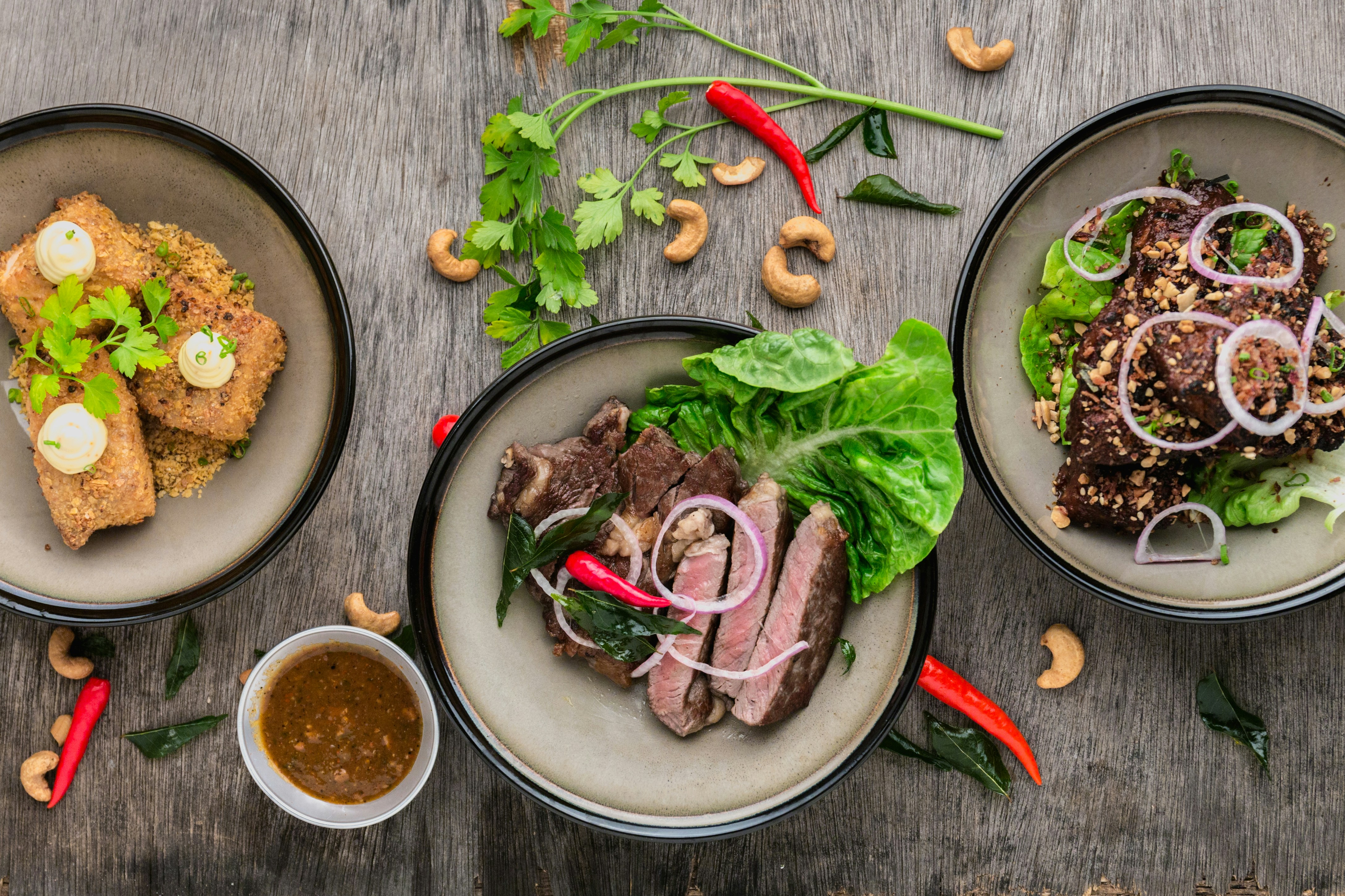Paket makanan 1 dengan sajian tradisional khas lokal