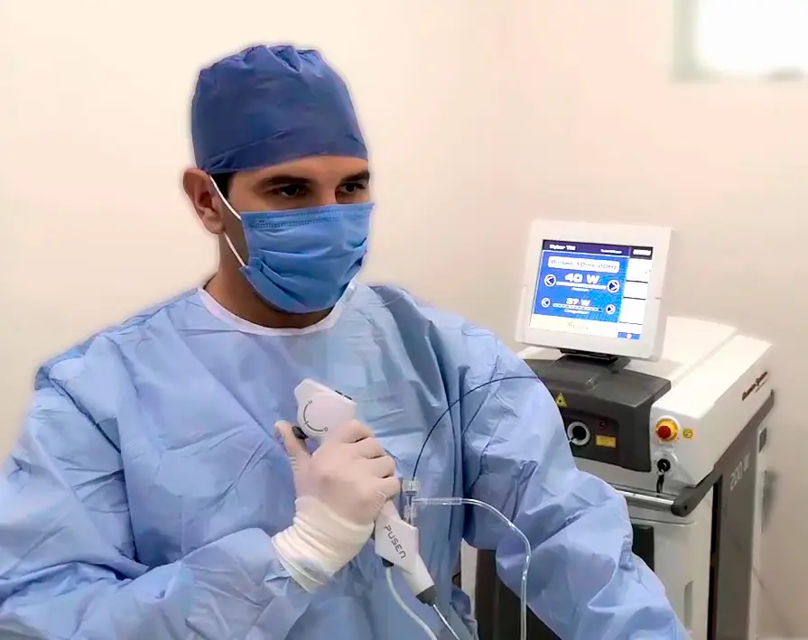 [Dr. Habid Becerra realizando procedimiento quirúrgico de alta precisión]