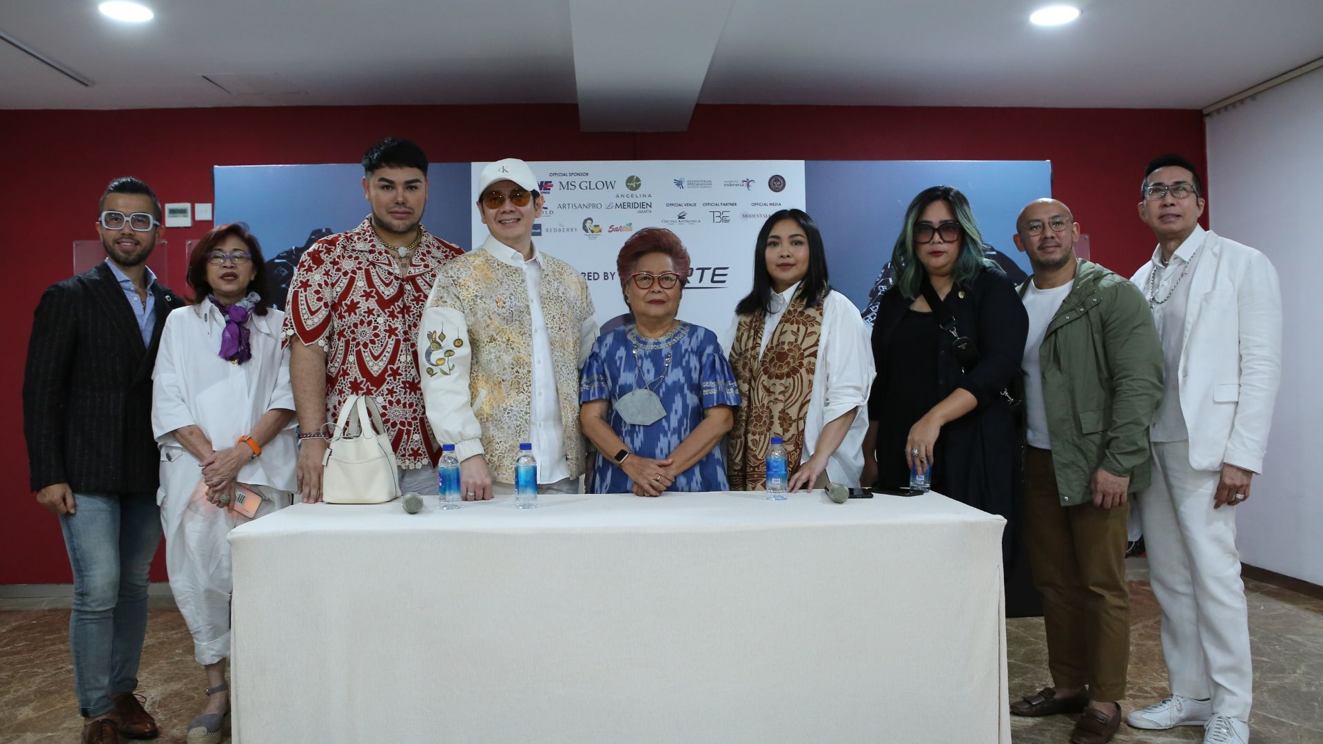 Menuju Hari Raya12 Desainer Indonesia Menampilkan Karyanya Di Pagelaran ‘Garis Poetih’ Ivan Gunawan