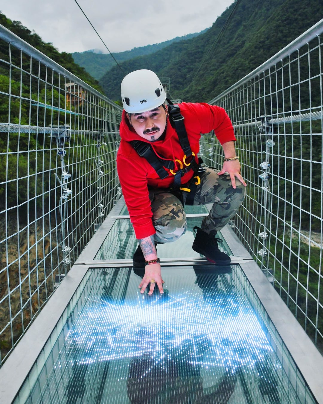 Puente de cristal Mega Adventure Park en Banos Ecuador