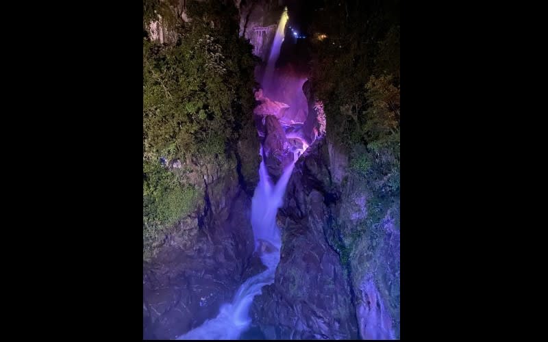 El Pailon del Diablo en la noche en Banos Ecuador