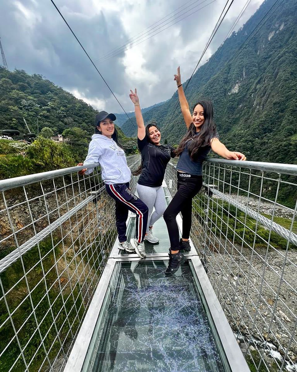 Puente de cristal Mega Adventure Park en Banos Ecuador