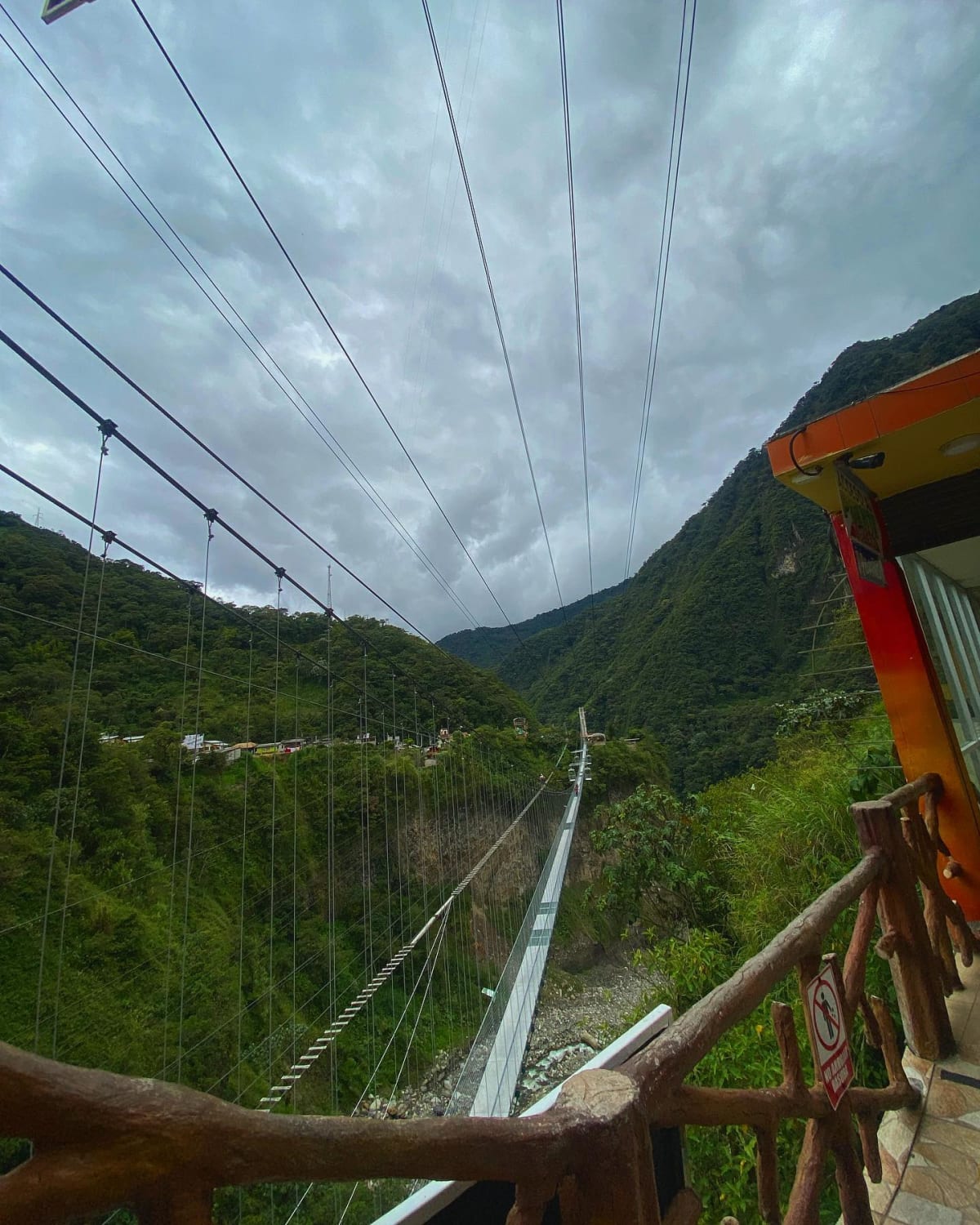 Puente de cristal Mega Adventure Park en Banos Ecuador