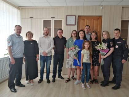 Полицейские и общественники поздравили с праздником Днем семьи, любви и верности полицейские семьи