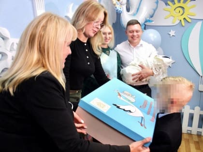 Во Владимирской области начали вручать подарки для новорождённых