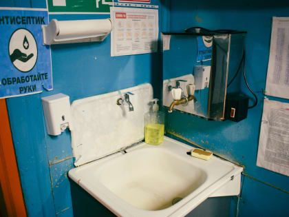 Власти опровергли информацию о возможном закрытии школы с деревянным туалетом