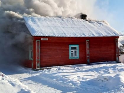 Очевидцы спасли пожилую женщину из горящего дома, кошек спасти не удалось