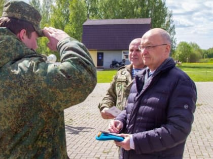 Владимир Киселёв поздравил 11 владимирских призывников, получивших специальность водителей-десантников