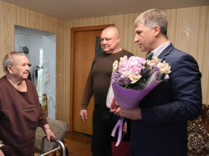Глава города Алексей Соколов поздравил труженицу тыла с 95-летним юбилеем