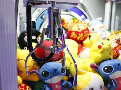 Сломал автомат-хватайку, а игрушки ... раздал девушкам