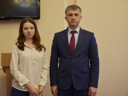 Глава города вручил ключи от квартир детям-сиротам