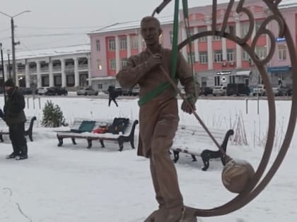 Под Новый год в Гусь-Хрустальном установили памятник стеклодуву