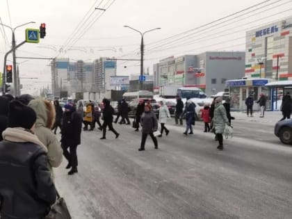 На остановке общественного транспорта в Радужном ударили и обокрали мужчину