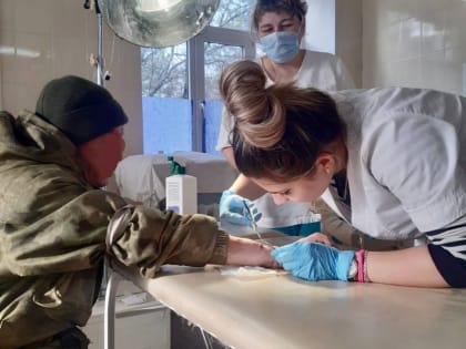 Медработники ОКБ в течение пяти месяцев оказывали медицинскую помощь в Докучаевске