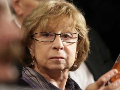 Лия Ахеджакова сорвала овации в Германии, выйдя на сцену с украинским флагом