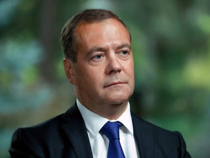 Медведев: Россия не только расширила выпуск своего оружия, но и неплохо изучила вражеское