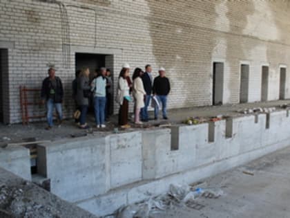 Елена Фомина и Алексей Говырин проверили ход строительства школы на 1100 мест