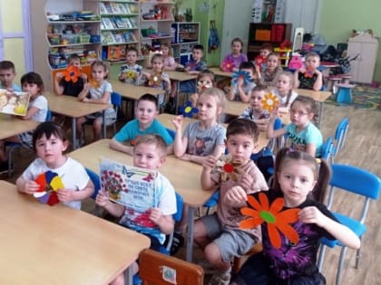 Литературно-игровая программа «Весенний книжный букет для мамы»