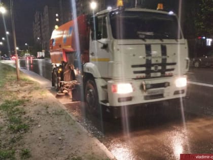 Владимирские коммунальщики продолжают весеннее благоустройство улиц города
