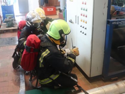 На молочном заводе во Владимирской области пожарным пришлось орошать опасный аммиак