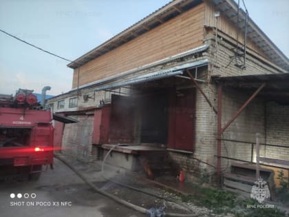 На Октябрьской горело дверное производство