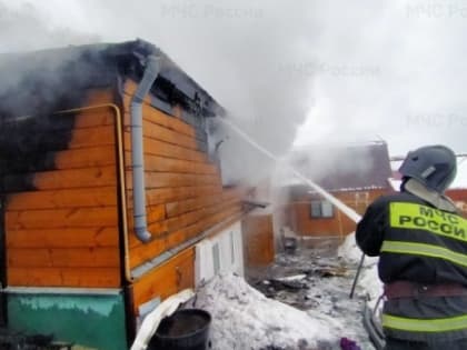 В Вязниковском районе пожар охватил жилой деревянный дом