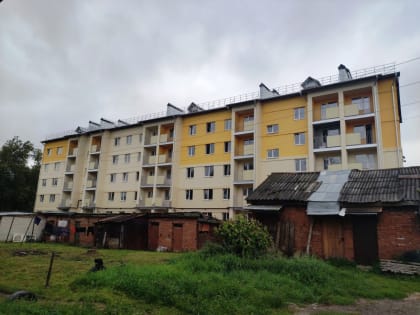 Бригады трудятся внутри многоэтажки