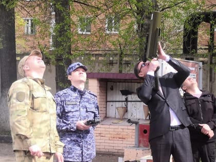 Губернатор Авдеев прицелился в беспилотник из противодронового ружья