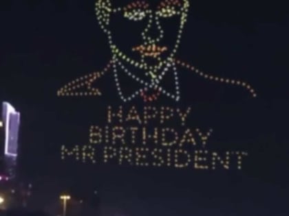 Китай поздравил Путина с 71-летием светящимися дронами в небе Гуанчжоу