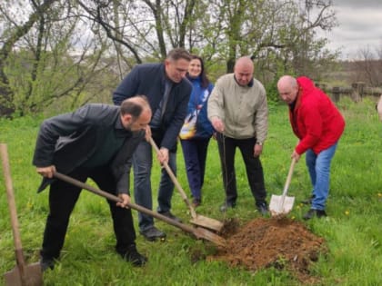 В подшефном Докучаевске заложили "Владимирскую аллею", где высадили владимирскую вишню
