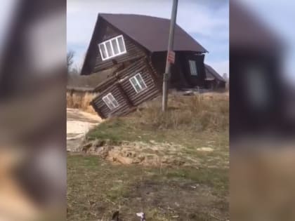 В Меленковском районе на видео попало, как частный дом смыло в реку