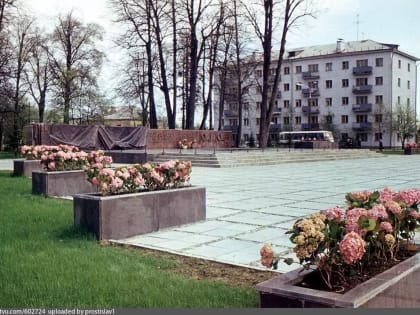 В мэрии Владимира срочно решили привести в порядок мемориальный комплекс на площади Победы