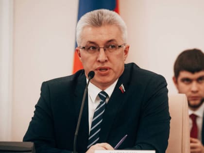 Один руководитель на две районные больницы. Главврач, решивший массово сократить санитарок, сам работает лишь на четверть ставки