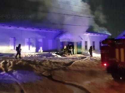 15 человек ликвидировали пожар в загоревшемся магазине во Владимирской области