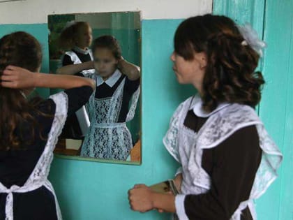 На Украине разгорелся скандал из-за школьниц в советских фартуках
