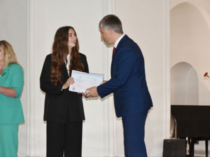 Лучшим выпускникам ГСК вручены красные дипломы