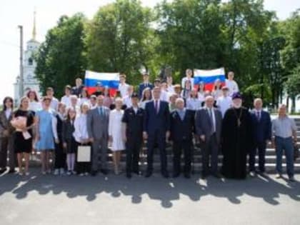 Паспорта из рук Губернатора получили гусевские школьницы