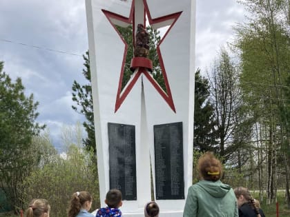 Памятник в центре села