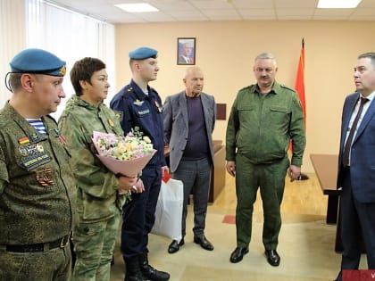 Дмитрий Наумов вручил награды владимирцам — участникам СВО