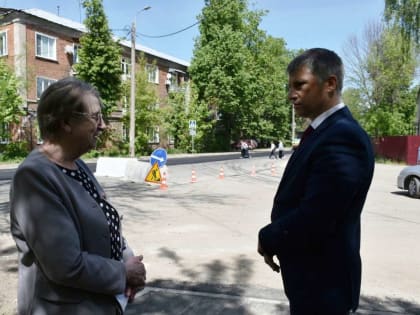 Глава города Алексей Соколов проинспектировал ход работ по укладке асфальта на улице Чапаева