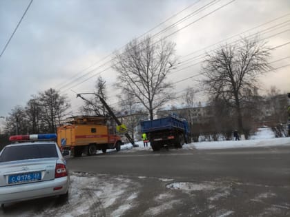 В Коврове пьяный водитель снес опору ЛЭП и нарушил движение троллейбусов